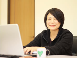 弾不動産建設会社の経理・総務部門代表　伊志嶺珠子